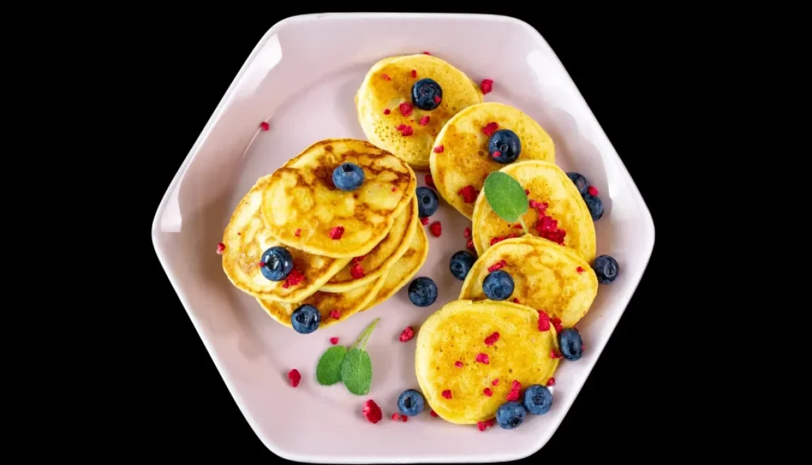 pancakes na talerzu z owocami